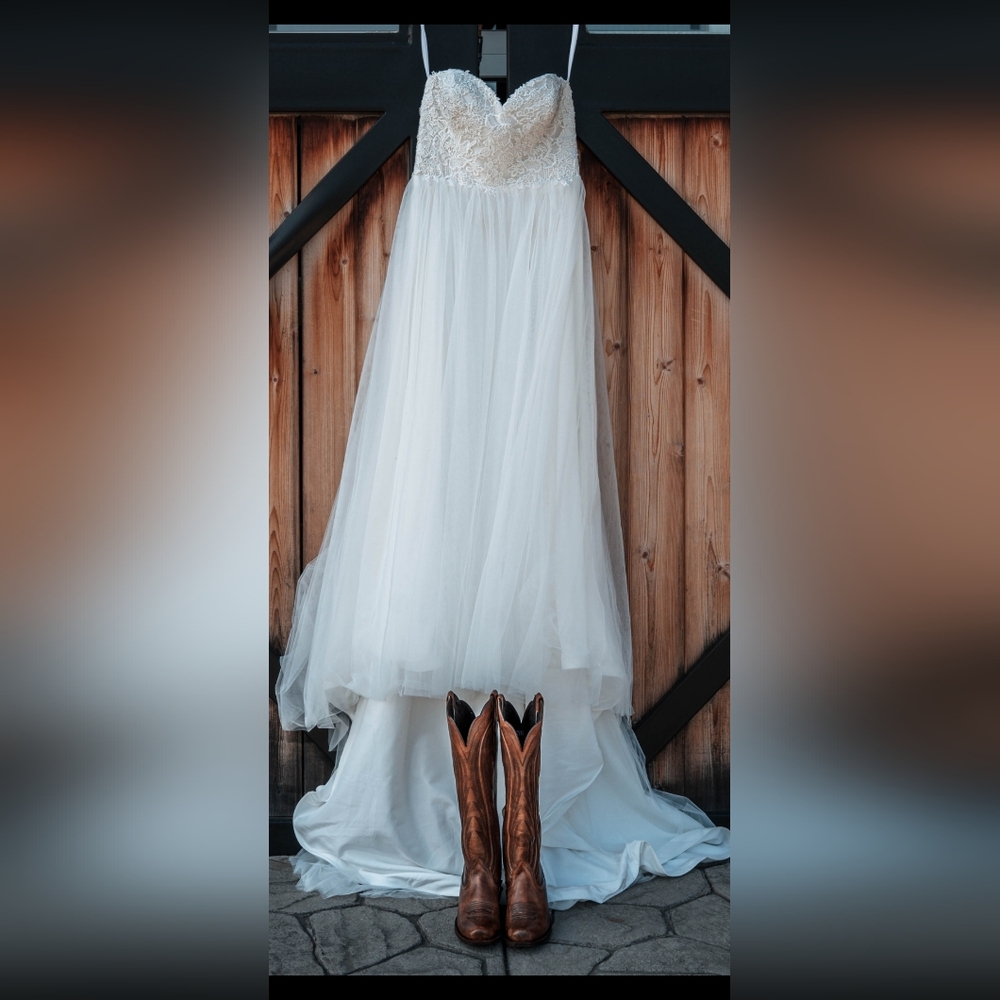White Sweetheart Sleeveless Wedding Gown